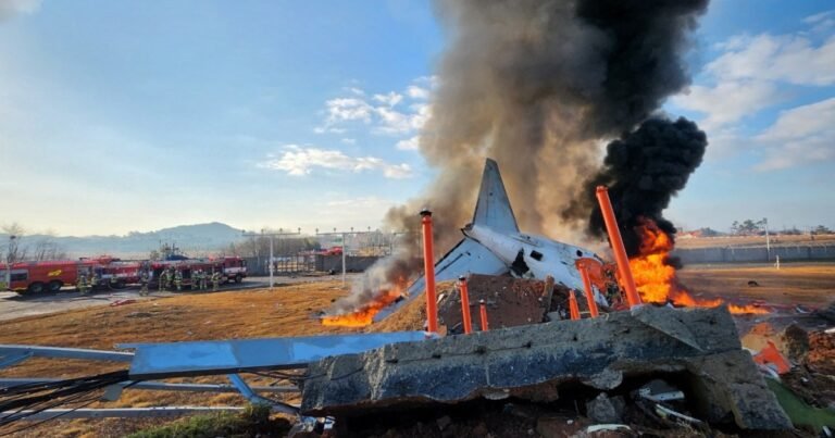 Vliegtuig raakt van de landingsbaan en crasht in Zuid-Korea, waarbij minstens 29 doden vallen