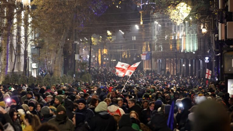 Voortdurende nachtelijke protesten in Georgië volgen vaste routine