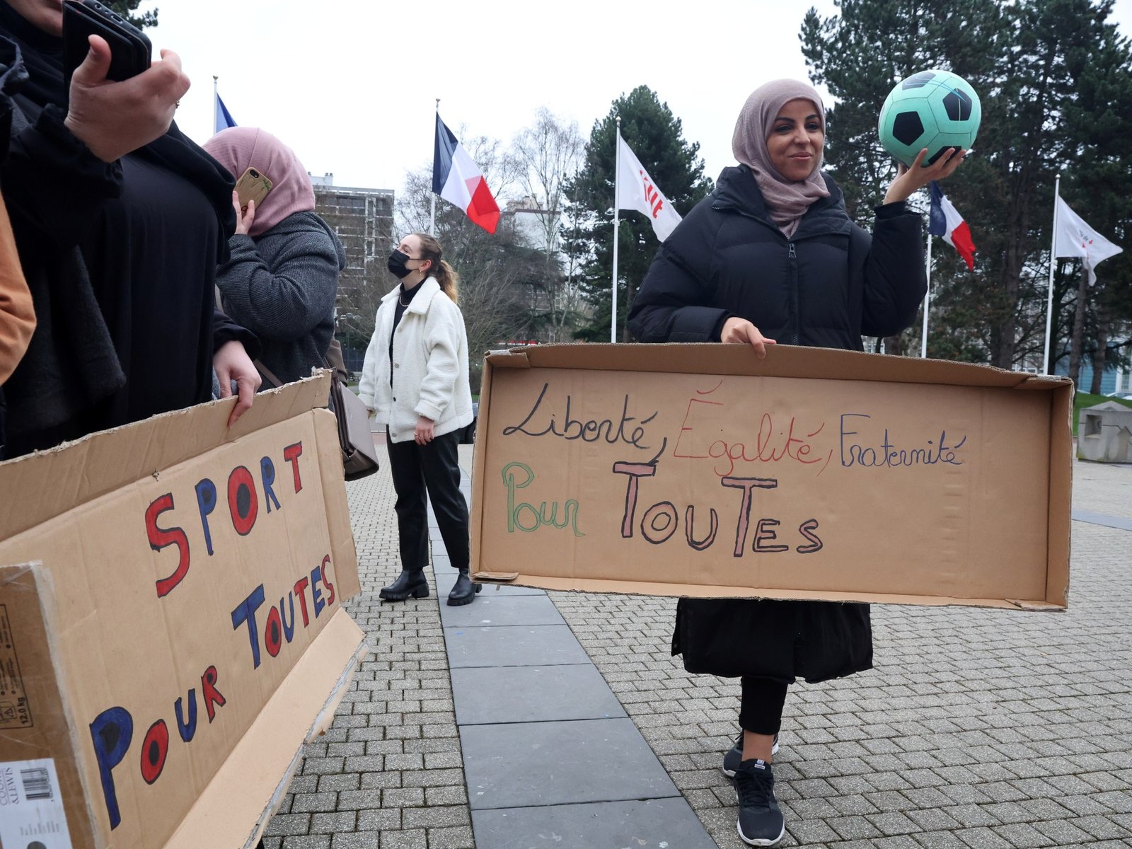 We moeten ons verzetten tegen de hijabverboden in alle sporten in Frankrijk