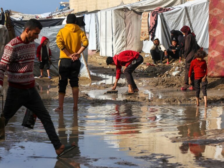 Winterse regen verergert de ellende van ontheemde Palestijnen in Gaza