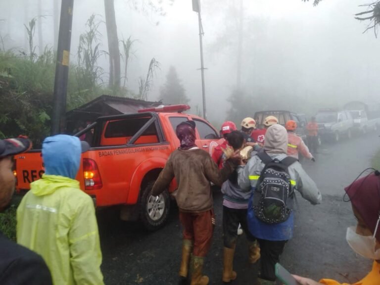 Aardverschuivingen en overstromingen eisen ten minste 16 levens in Indonesië