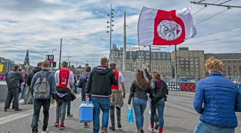 Ajax-fans plannen demonstratie tegen wedstrijdverbod in Alkmaar; stad hoopt fans gescheiden te houden