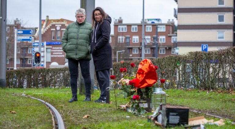 Bloemen Neergelegd op Locatie in Rotterdam Waar Jonge Jongen Stierf na Vuurwerkongeluk