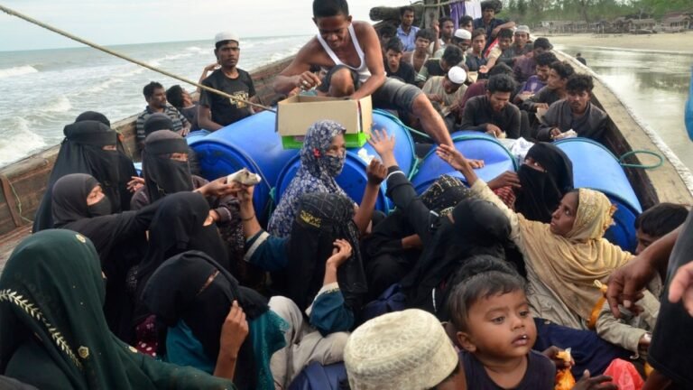 Boot van Rohingya-vluchtelingen strandt in de Indonesische provincie Aceh