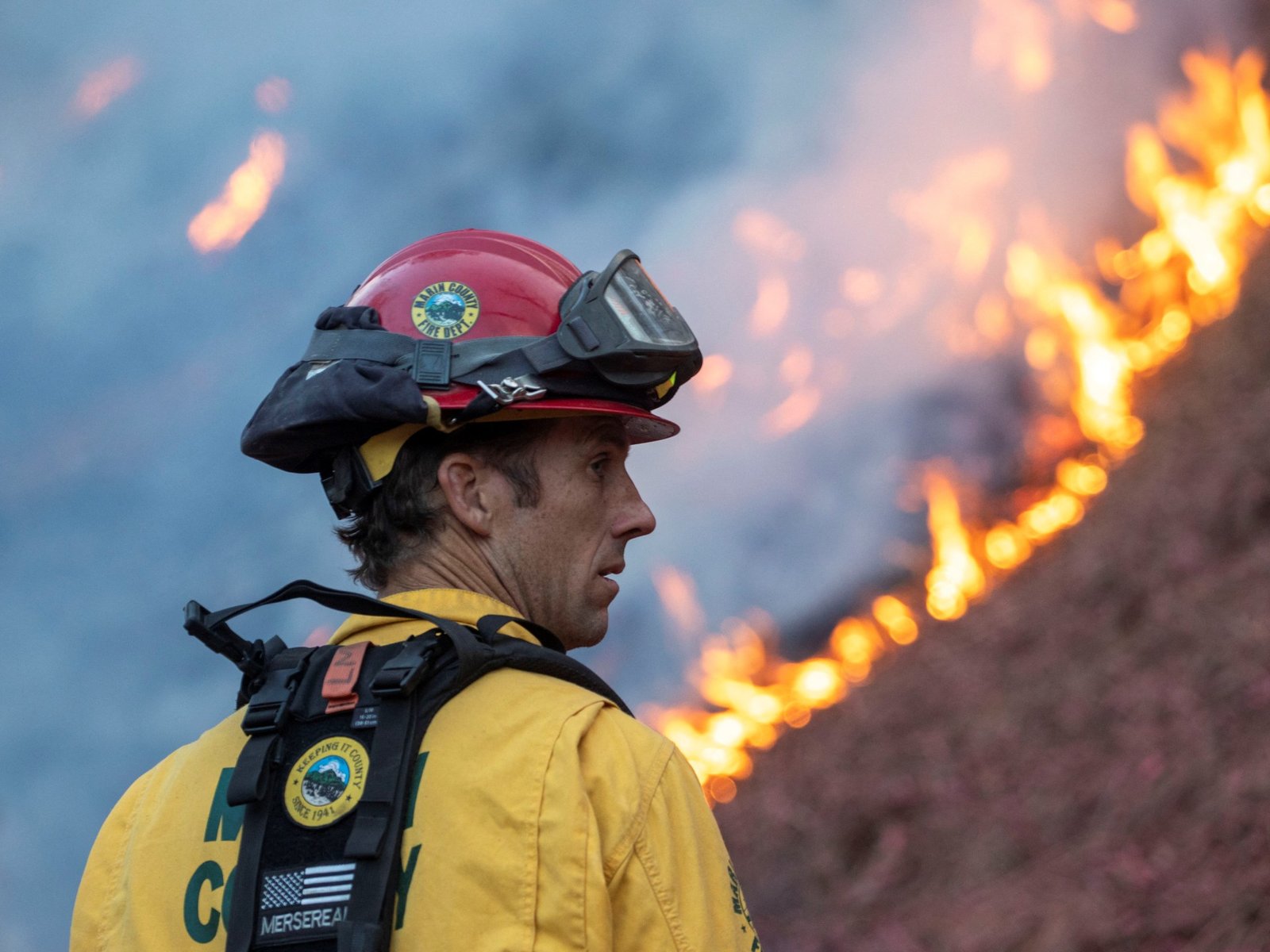 Brandweermensen strijden om branden in Los Angeles onder controle te krijgen vooraleer sterke wind terugkeert