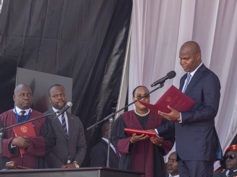 Chapo beëdigd na omstreden presidentiële verkiezingen in Mozambique