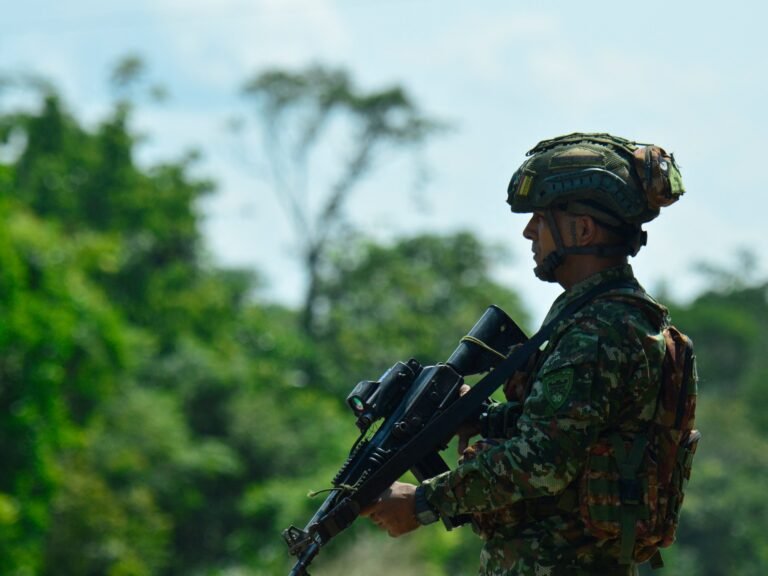 Colombia Versterkt Controle Terwijl Strijd Tegen Rebellen Meer Dan 100 Doden Veroorzaakt