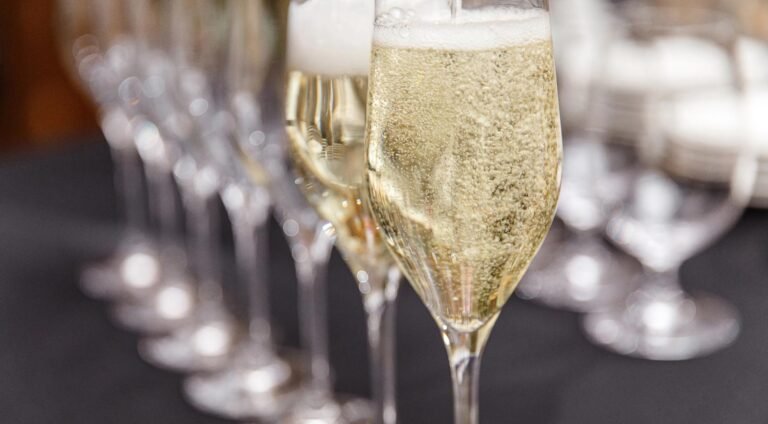 Consumenten kochten vorig jaar minder champagne door sombere vooruitzichten