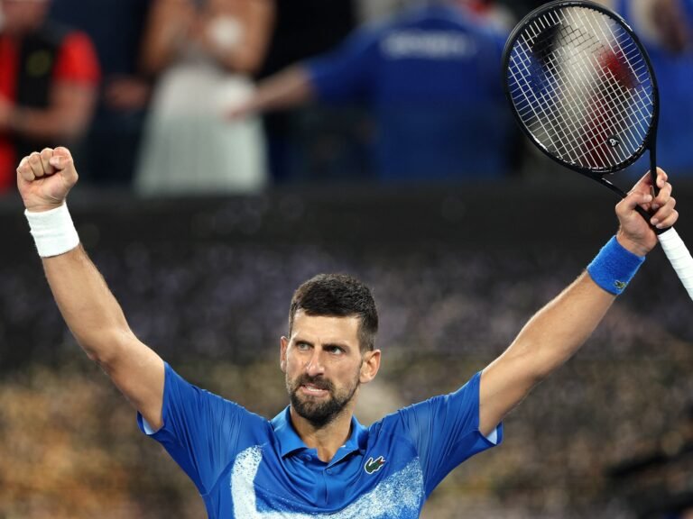 Djokovic maakt indrukwekkende comeback en verslaat Alcaraz in klassieker van de Australian Open