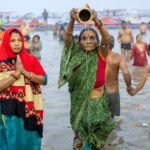 Duizenden Hindoes baden in heilige rivieren tijdens het Maha Kumbh Mela festival in India