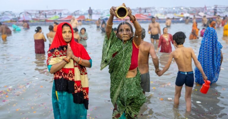 Duizenden Hindoes baden in heilige rivieren tijdens het Maha Kumbh Mela festival in India