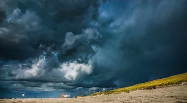 Eerste Nieuwjaarsstorm in 30 Jaar treft Vlieland, windkracht bereikt 9