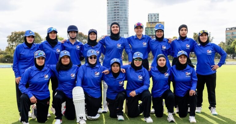 Foto's: Afghan vrouwencricketers herenigen zich in eerste wedstrijd na het ontvluchten van de Taliban