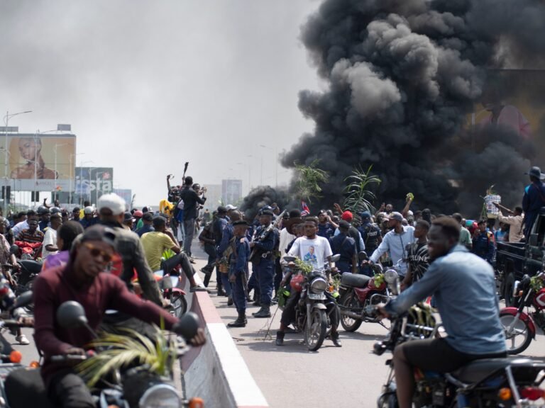 Foto's: Banden in brand gestoken en ambassades aangevallen tijdens protesten in Kinshasa