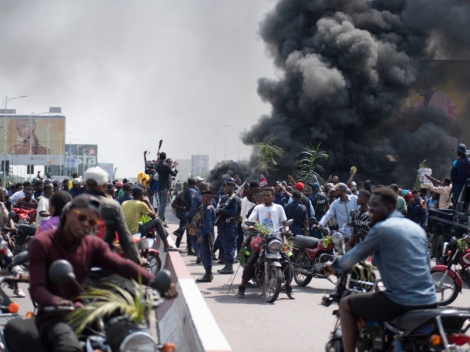 Foto's: Banden in brand gestoken en ambassades aangevallen tijdens protesten in Kinshasa