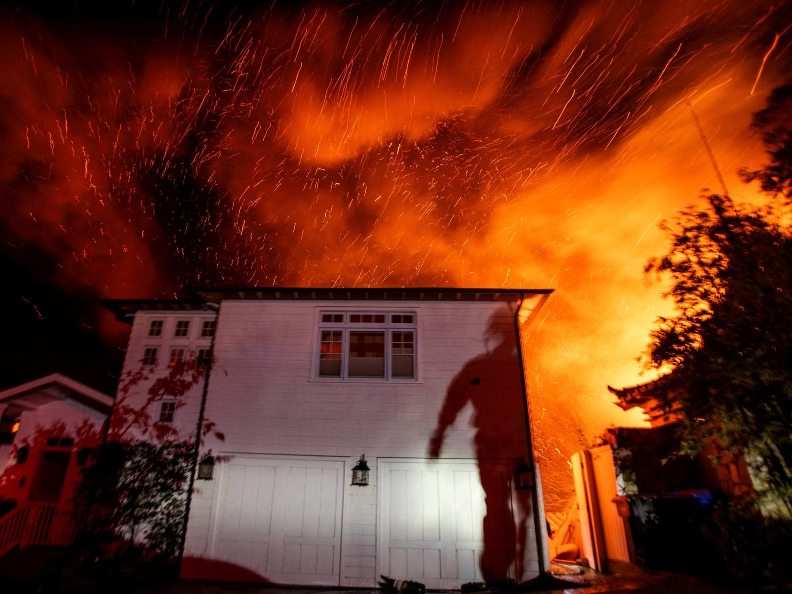 Foto's: Onbeheersbare bosbranden in Los Angeles eisen vijf levens en zetten duizenden op de vlucht