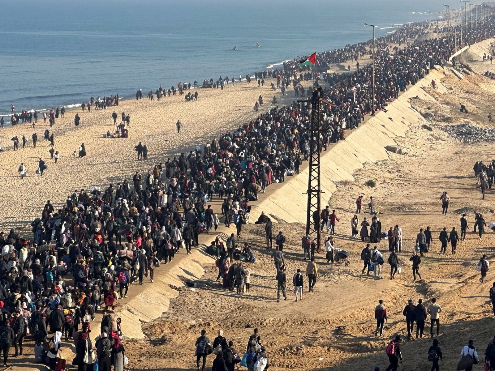 Foto's: Palestijnen te voet op weg naar Noord-Gaza