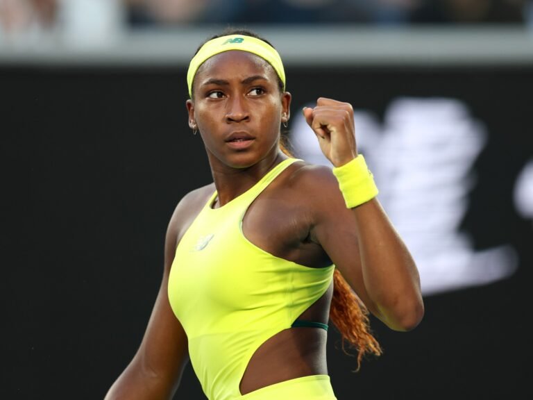 Gauff Overheerst Fernandez op Australian Open terwijl Osaka Geblesseerd Afhaakt