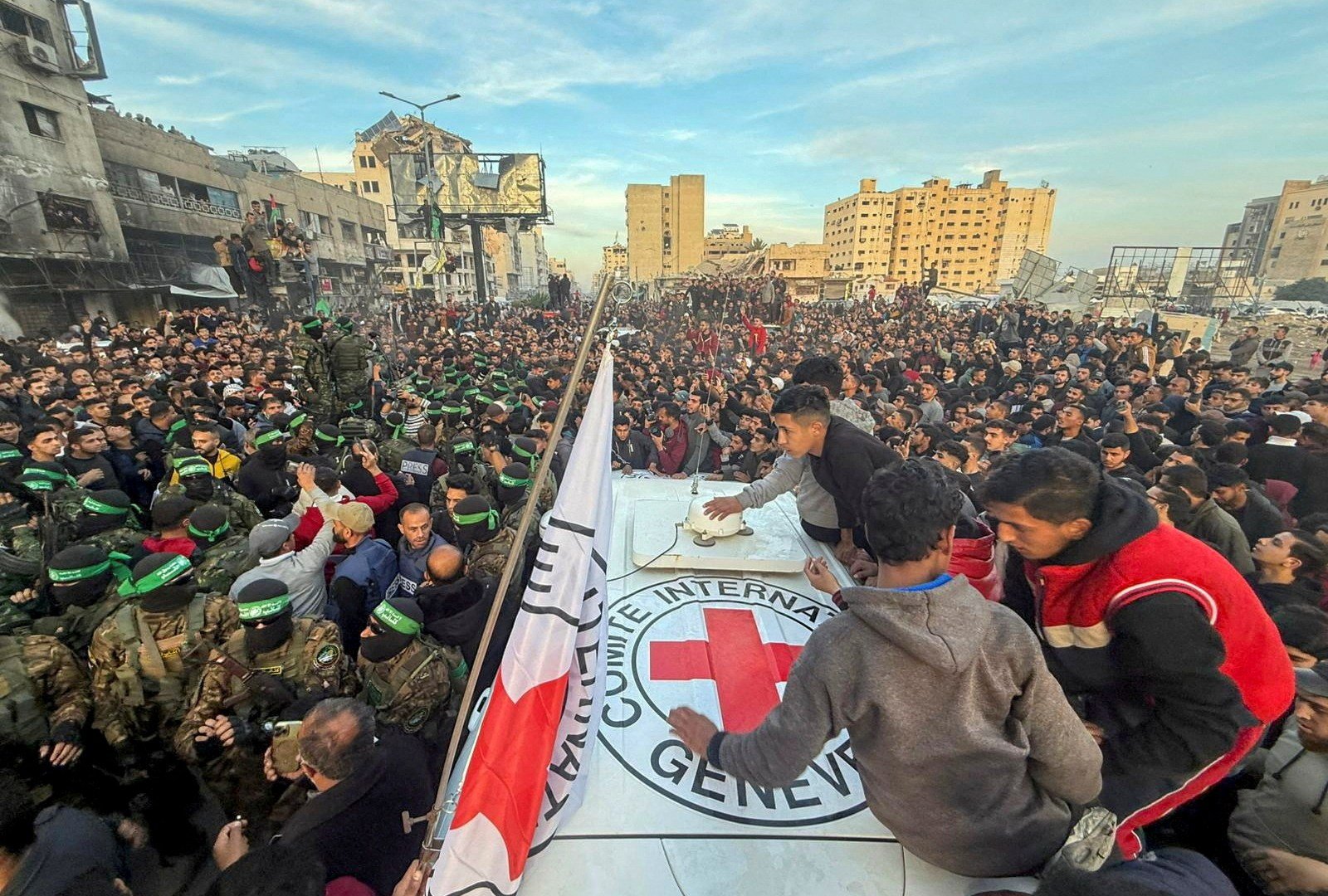 Hamas Vrijlaat Eerste Drie Israëlische Gijzelaars Nu Vredesakkoord in Gaza Van Kracht Treedt