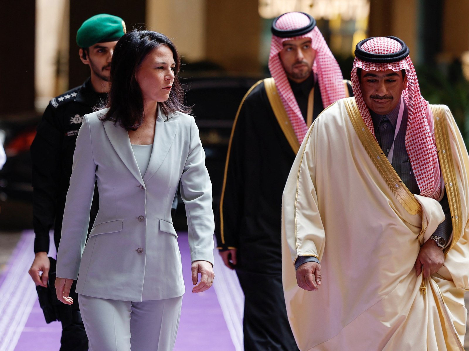 Hooggeplaatste Westerse en Arabische functionarissen verzamelen zich in Saudi-Arabië om Syrië te bespreken