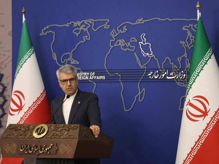 Iran verwelkomt terugkeer van nationale die in Italië werd vastgehouden in conflict met de VS