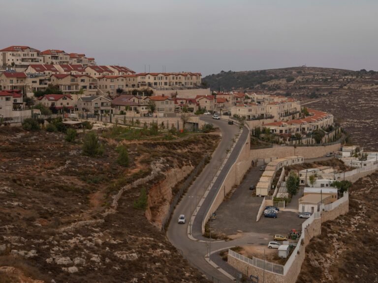 Israëlische kolonisten steken voertuigen en eigendommen in brand tijdens aanvallen op bezet West-Bank