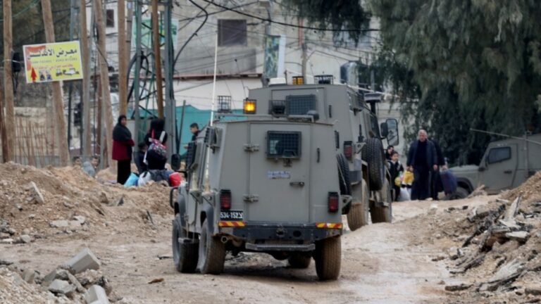 Israëlische strijdkrachten blokkeren ingangen naar Jenin terwijl dodelijke inval de vierde dag ingaat