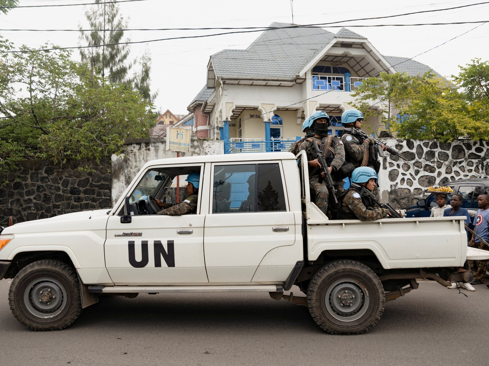 Minimaal 12 vredeshandhavers gedood bij gevechten in oostelijk DR Congo