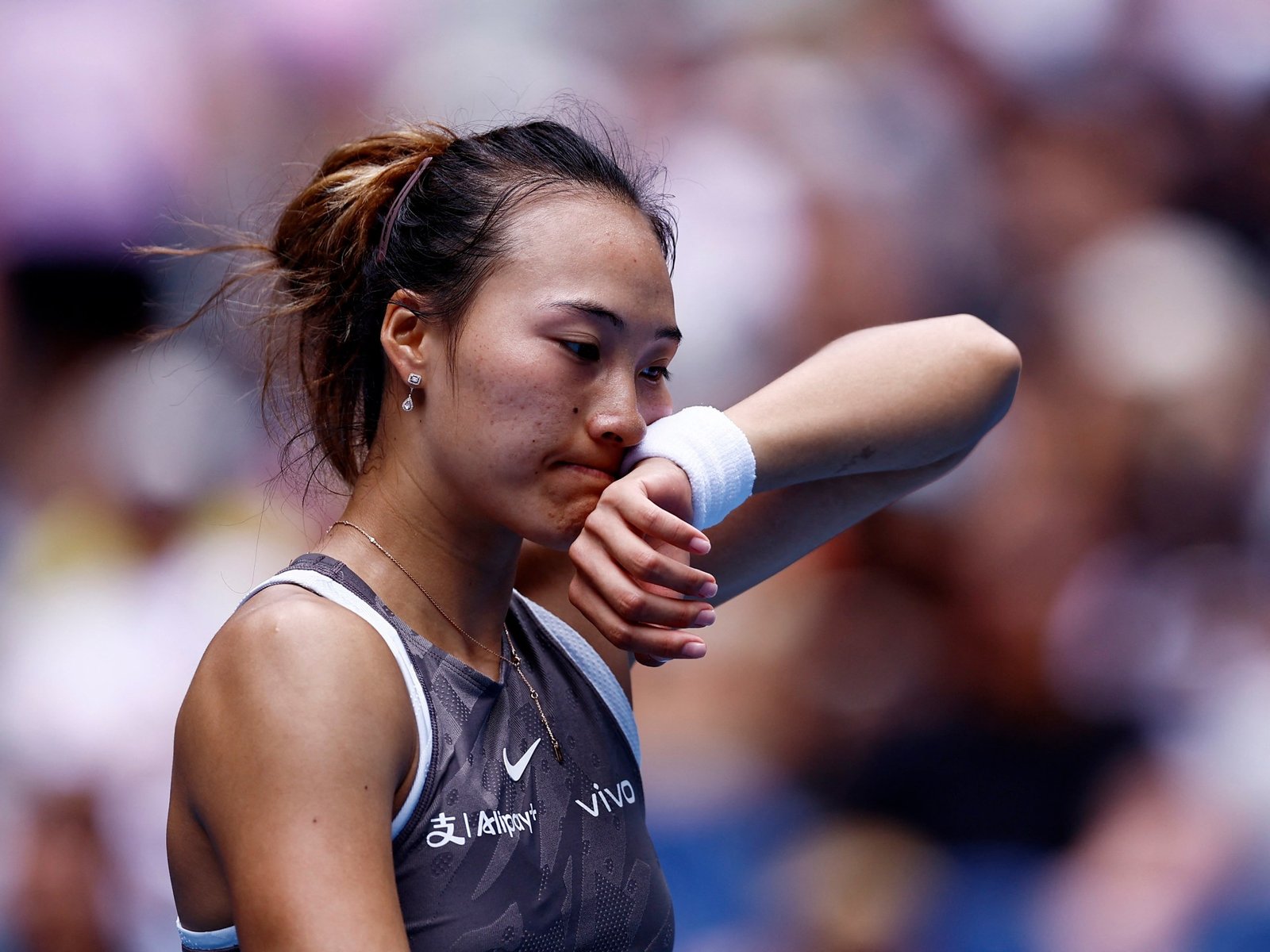 Olympisch Kampioen Zheng Uitgeschakeld bij Eerste Verrassing van de Australian Open