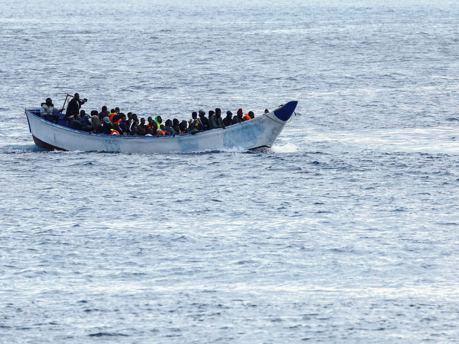 Pakistan ontslaat en plaatst tientallen ambtenaren op de zwarte lijst na doden in de Middellandse Zee