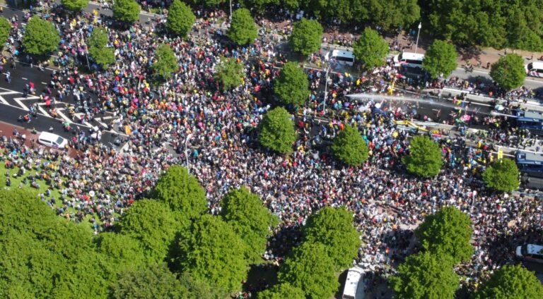 Politie arresteert meer dan 700 XR-activisten na A12-blokkade in Den Haag