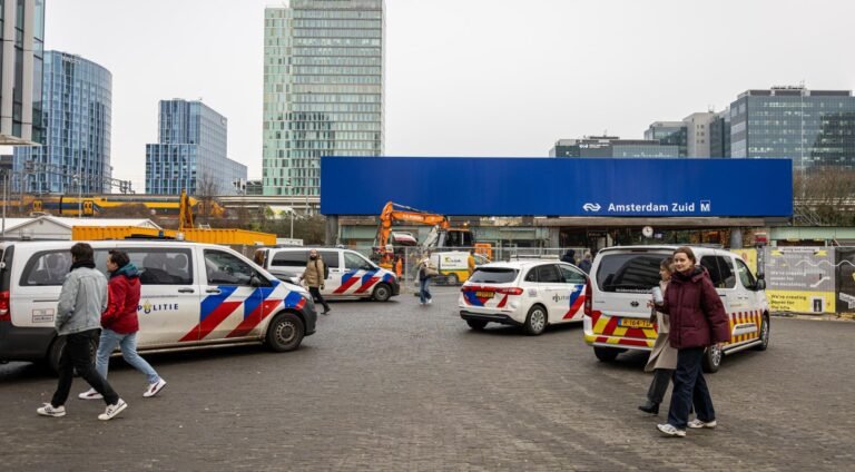 Politie evacueert trein in Amsterdam Zuid; Reizigers moeten met handen omhoog verlaten