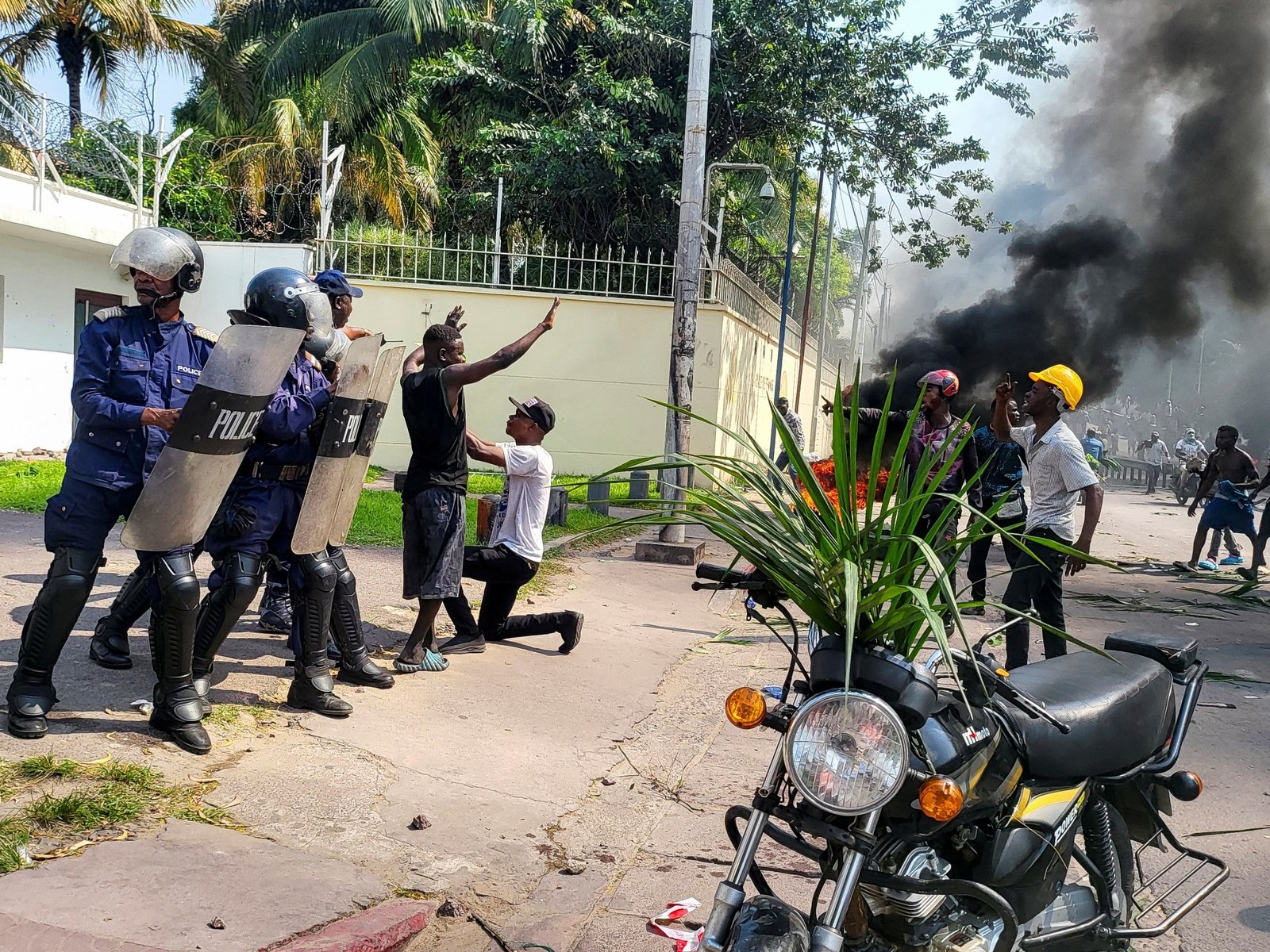 Protesters Aanvallen Franse, Amerikaanse en Rwandese Ambassades in de DRC