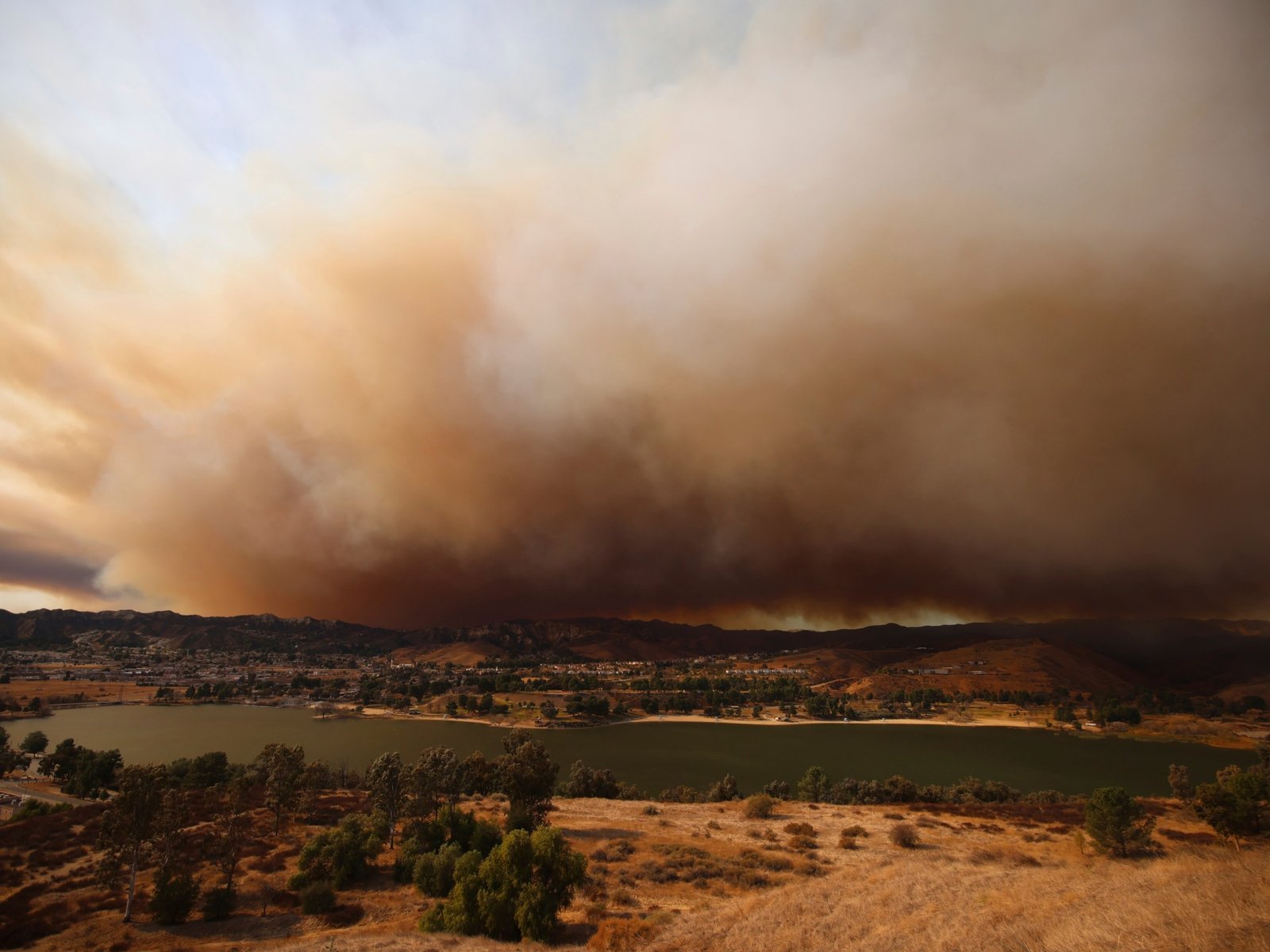 Regen in Californië helpt bij blussen van bosbranden, maar brengt risico op giftige afvloeiing en modderstromen