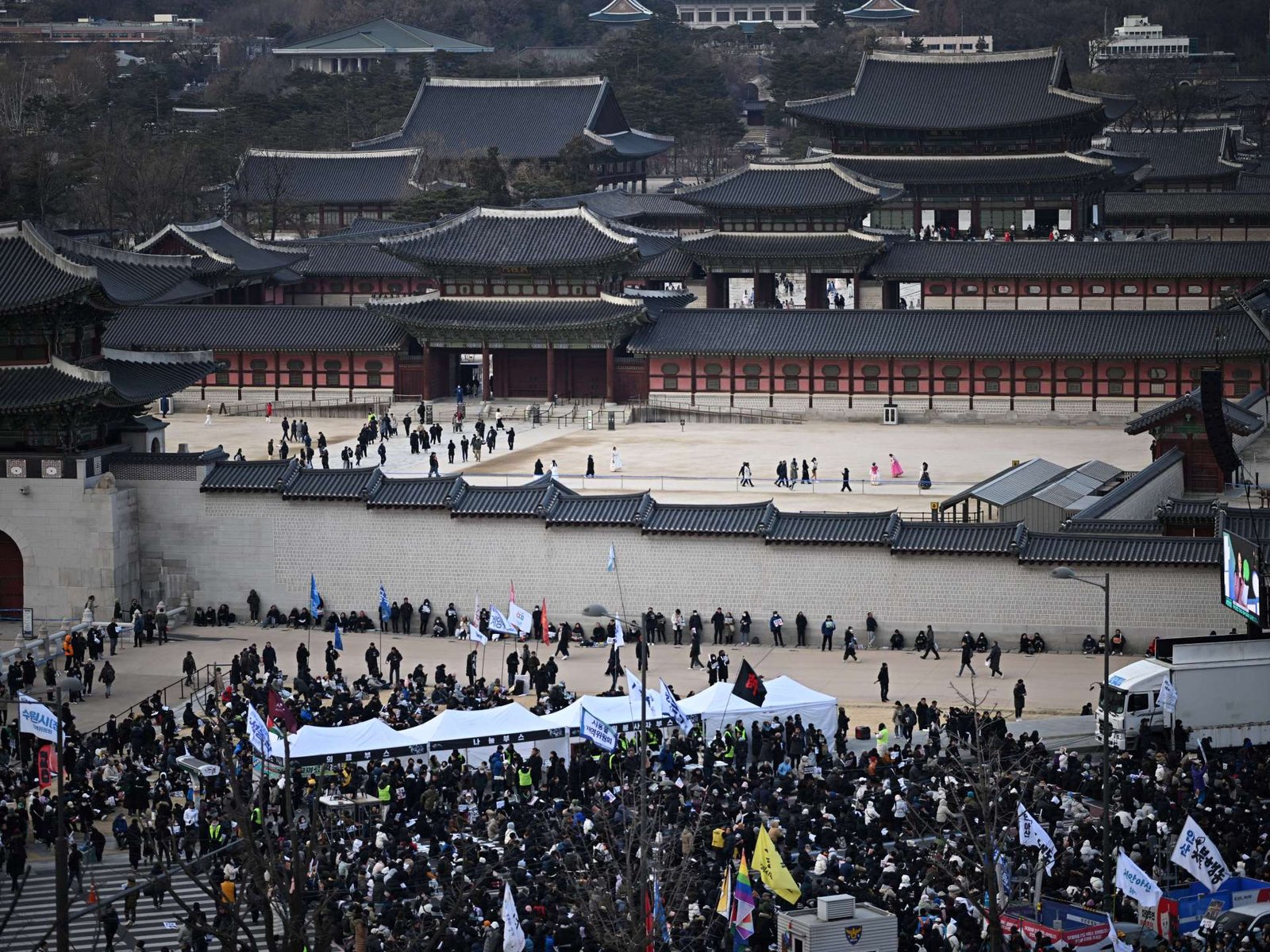 Rivaliserende groepen protesteren in Zuid-Korea terwijl autoriteiten aandringen op arrestatie van Yoon