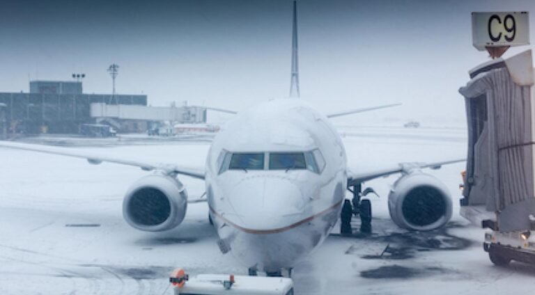 Schiphol waarschuwt voor vertragingen en annuleringen van vluchten door sneeuwval