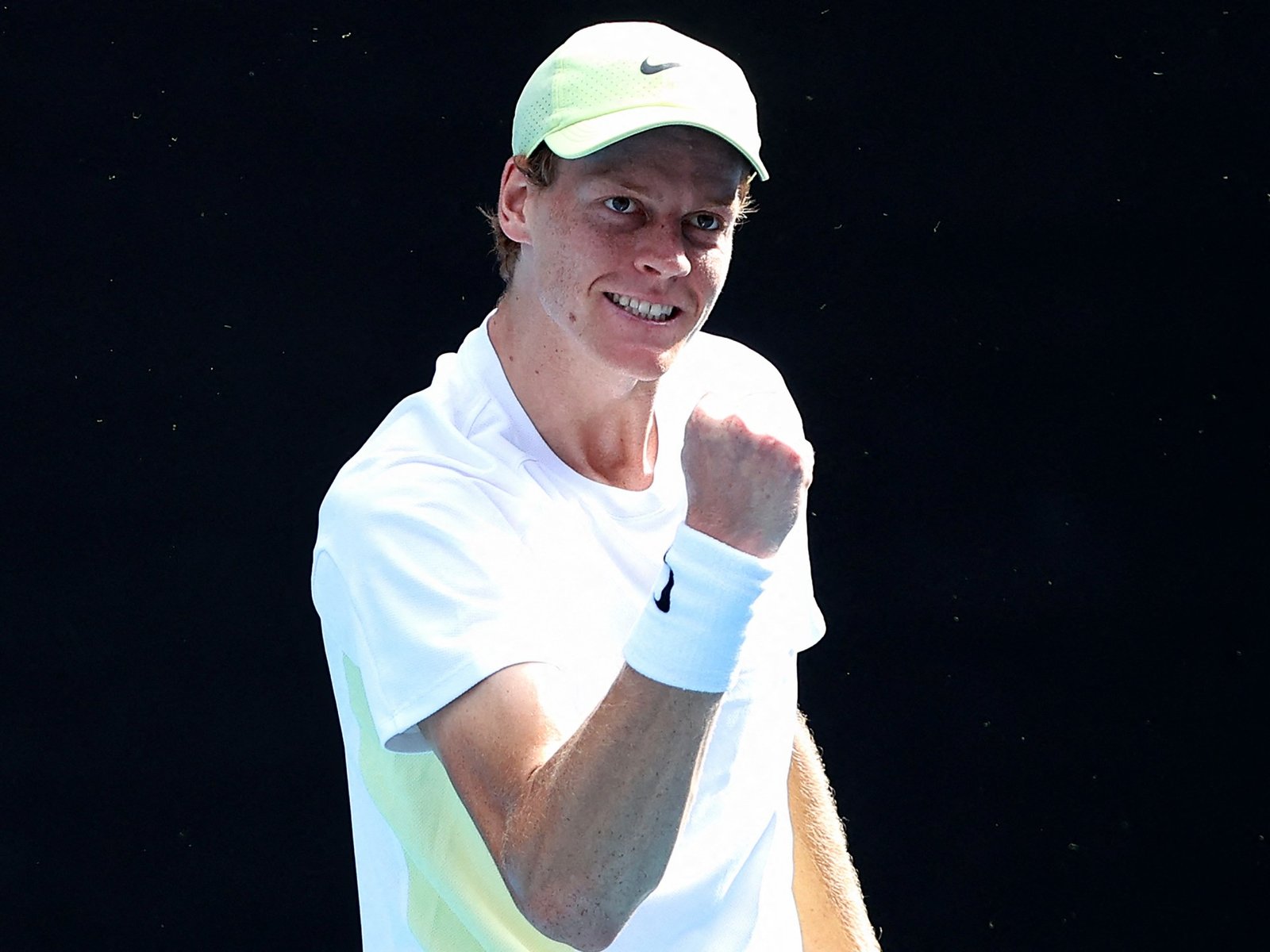 Sinner Overwint Duizeligheid en Bereikt Kwartfinale Tegen De Minaur op Australian Open