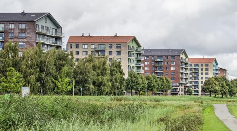 Tekenen van afkoeling op de woningmarkt: Minder biedingen boven de vraagprijs en vaker lagere vraagprijzen