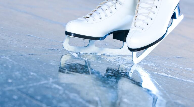 Twee Nederlandse schaatsers gered na door het ijs te zijn gezakt in Oostenrijk