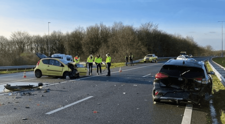 Twee doden en tientallen gewonden bij auto-ongelukken door gladde wegen