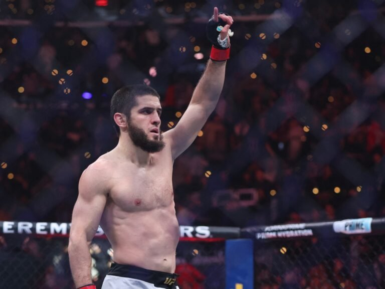 UFC Lichtgewicht Kampioen Islam Makhachev Verslaat Renato Moicano in de Eerste Ronde