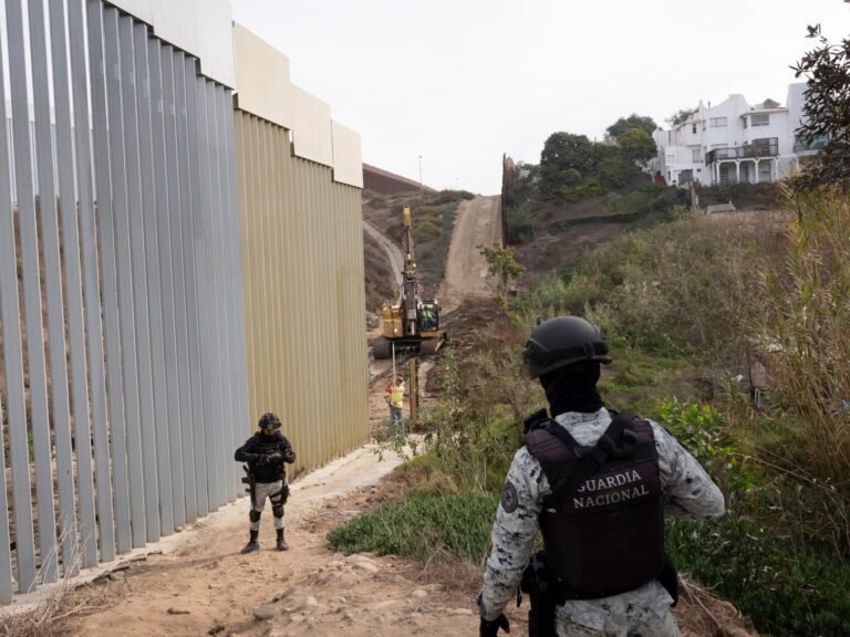 VS Stuur Troepen naar Grens met Mexico te Midden van Trump’s Immigratiebeleid