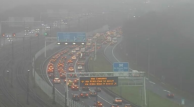 Vervolg van mist beïnvloedt vluchten op Nederlandse luchthavens; Toenemende vertragingen op Schiphol