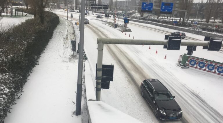 Waarschuwing voor sneeuw en ijs op de wegen vanavond tot zondag