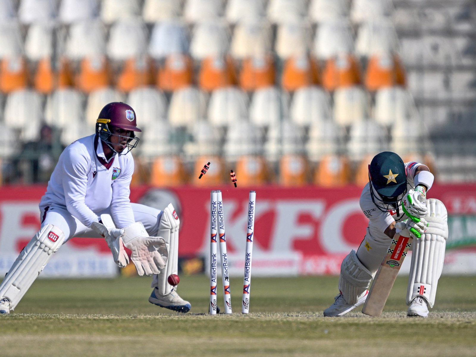 West-Indië boekt snelle comeback voor eerste Testoverwinning in Pakistan in 35 jaar