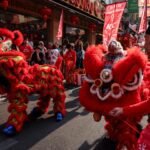 Wie viert het Chinese Lente Festival van de Slang en op welke manier?