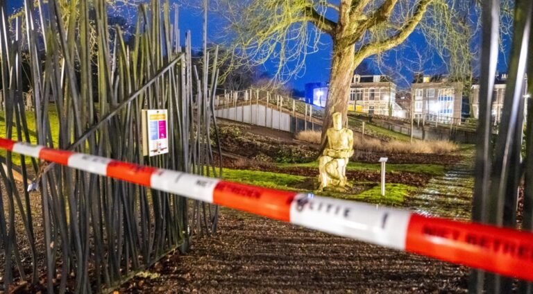 "Stolen Ancient Gold Artifacts in Drents Museum Robbery" 
Dutch Translation: "Oude Gouden Artefacten Gestolen bij Diefstal in Drents Museum"