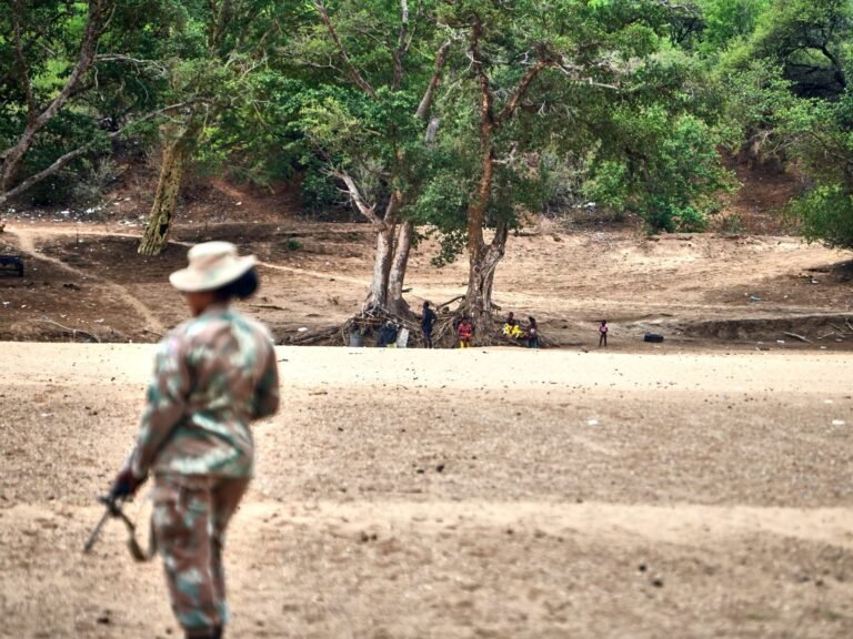 ‘Het is de enige manier’: Migranten en leger tegenover elkaar aan de grens tussen Zuid-Afrika en Zimbabwe