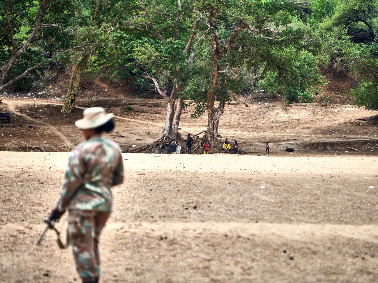 ‘Het is de enige manier’: Migranten en leger tegenover elkaar aan de grens tussen Zuid-Afrika en Zimbabwe