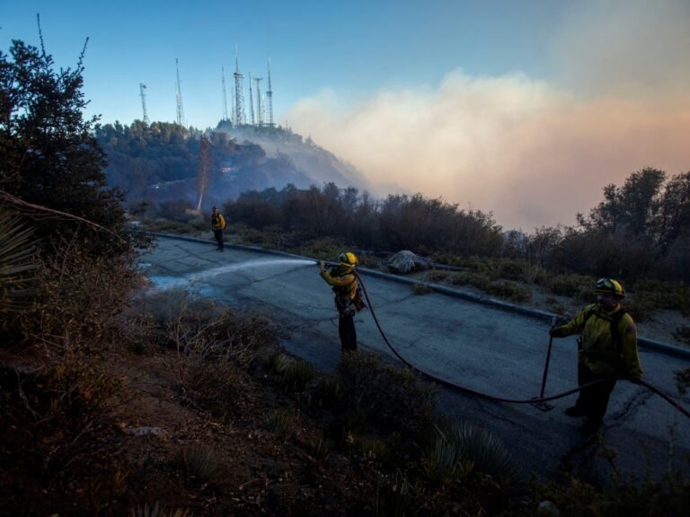 ‘Ik ben alles kwijtgeraakt’: Brandweerlieden strijden tegen ‘ongekende’ branden in Los Angeles